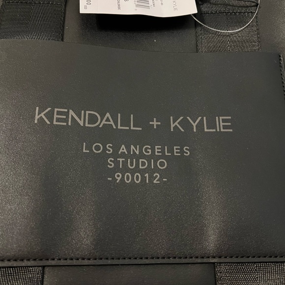 Kendall & Kylie Tote Bag - Picture 2 of 9